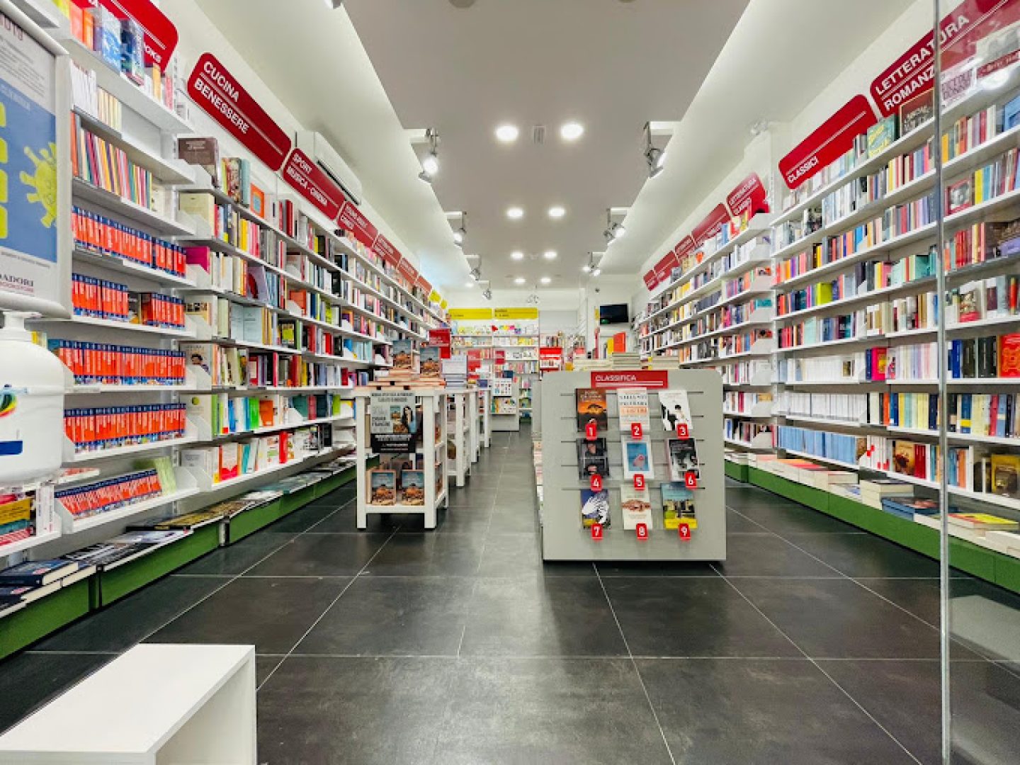Mondadori Bookstore